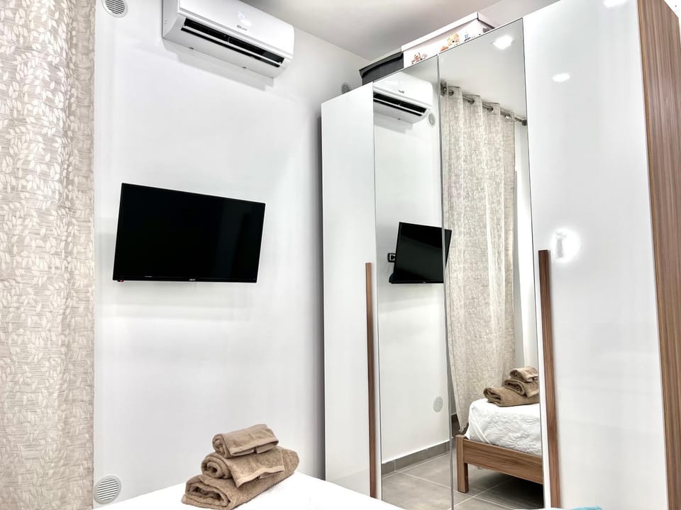 Communal lounge/ TV room, Bed, TV and multimedia, Photo of the whole room, Evening entertainment, Bedroom, towels, wardrobe, air conditioner