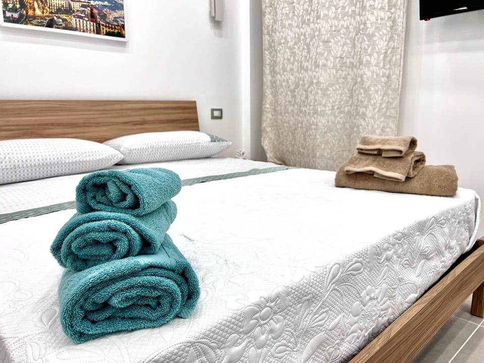 Bed, TV and multimedia, Photo of the whole room, Bedroom, towels, air conditioner