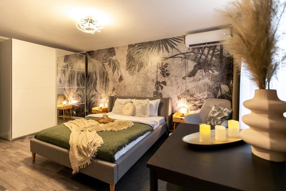 Bed, Photo of the whole room, Seating area, Bedroom