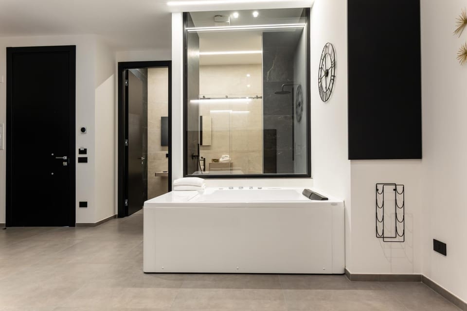 Hot Tub, Bathroom