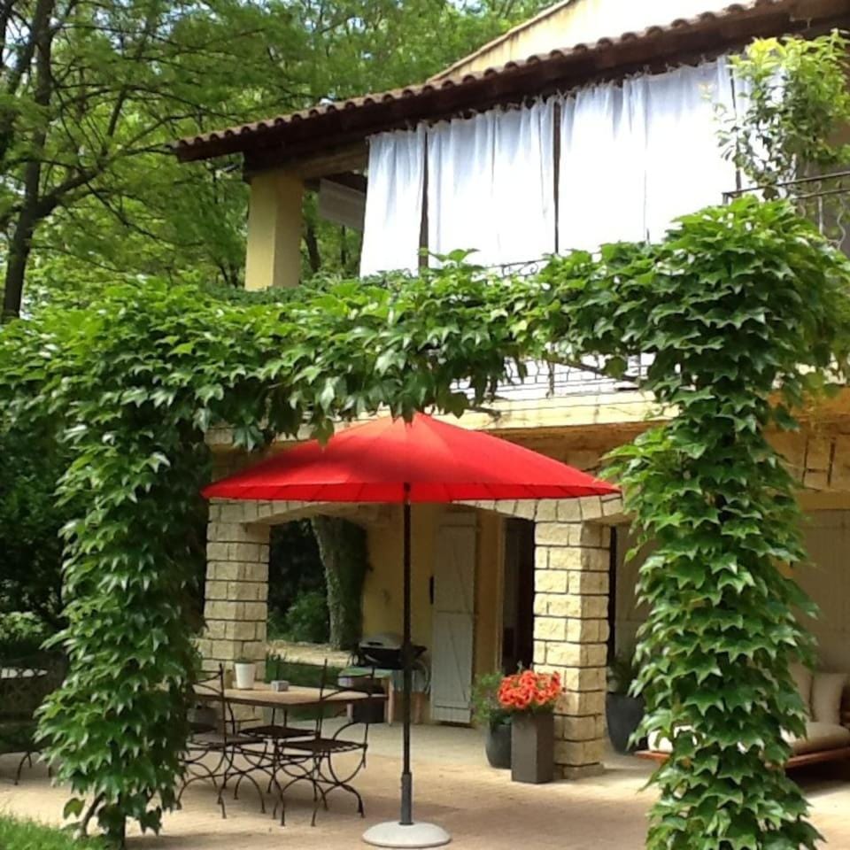 Soleil et piscine au calme d'Avignon, sur l'ile de la BARTHELASSE Villa in Villeneuve-lès-Avignon