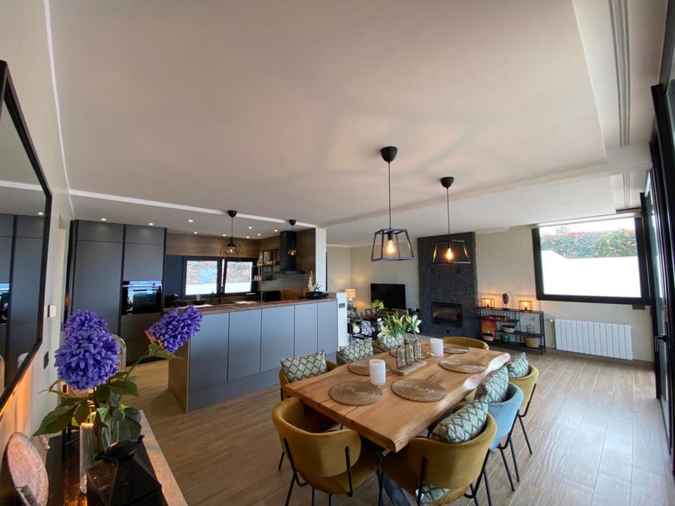 Kitchen or kitchenette, Living room, Seating area, Dining area, minibar