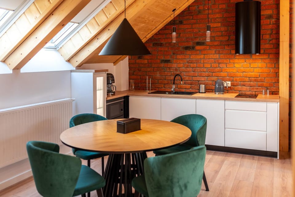 Kitchen or kitchenette, Dining area, minibar, stove