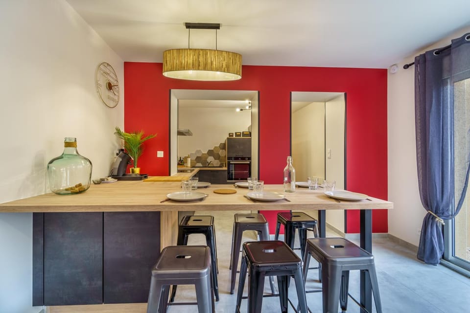 Kitchen or kitchenette, Dining area