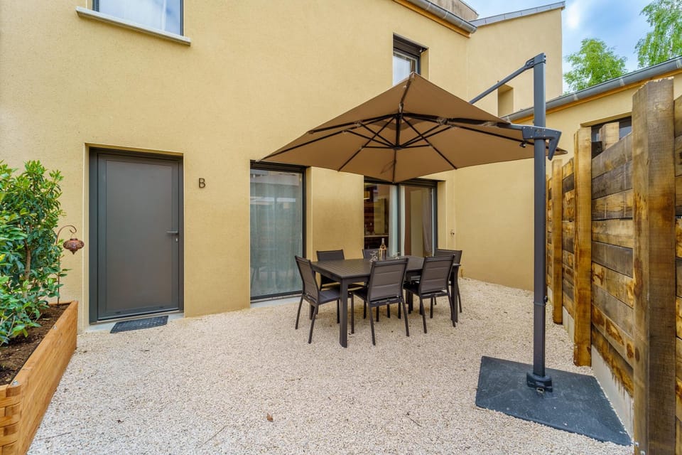 Patio, Day, Dining area