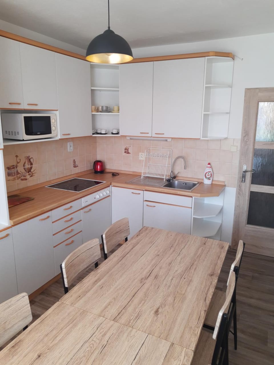 Kitchen or kitchenette, minibar