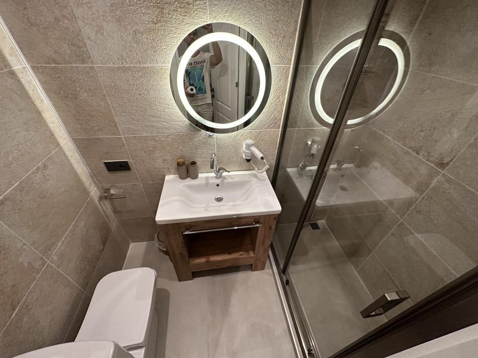 Shower, Toilet, Bathroom, towels