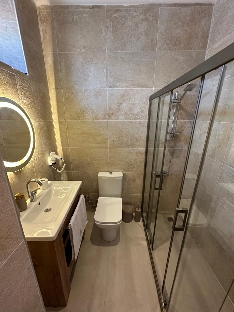 Shower, Toilet, Bathroom, towels