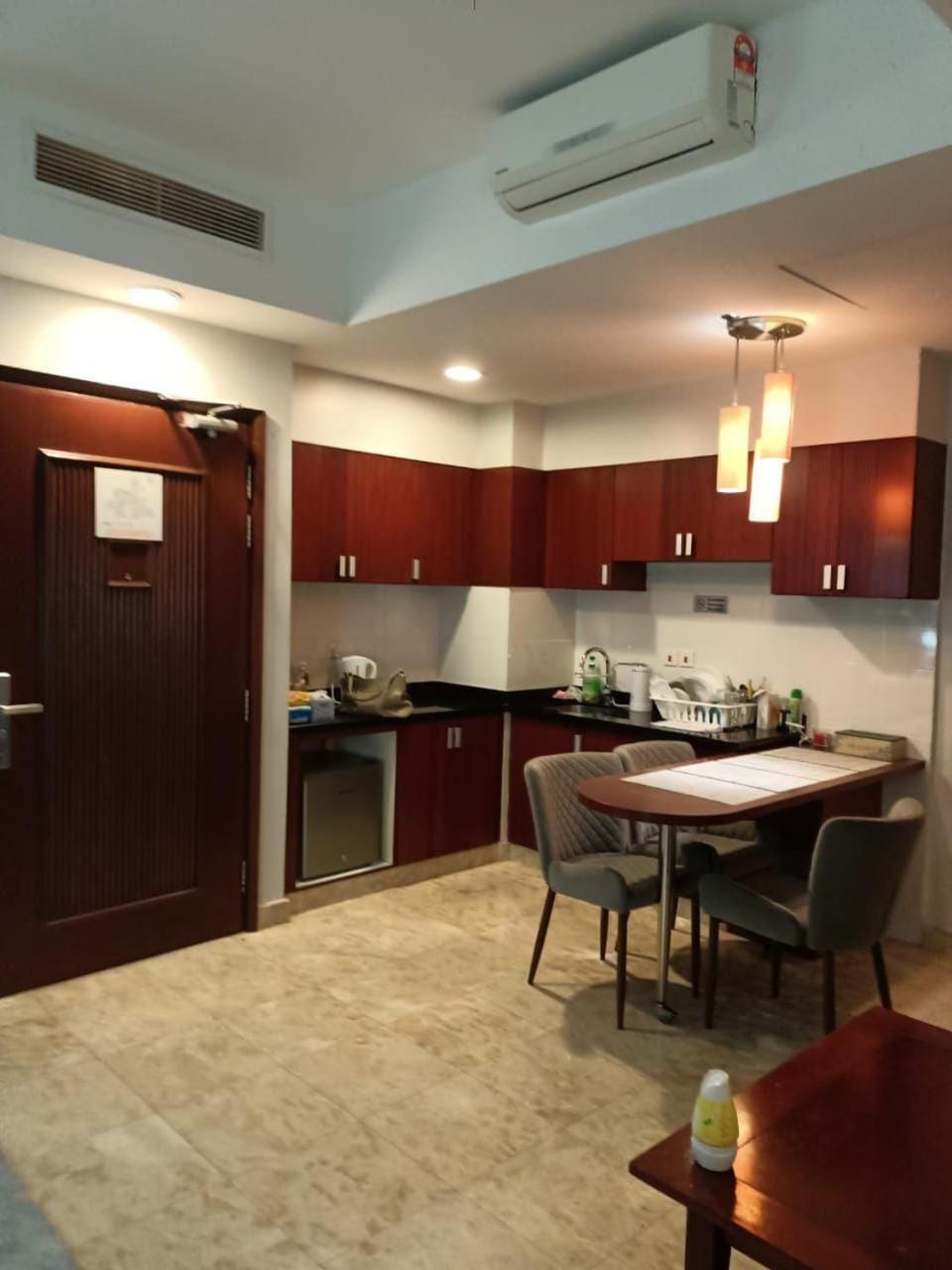 Kitchen or kitchenette, Dining area