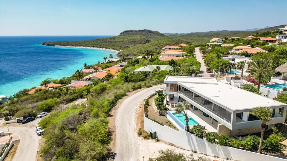 Property building, Day, Neighbourhood, Natural landscape, Bird's eye view, Beach, Mountain view, Pool view, Swimming pool