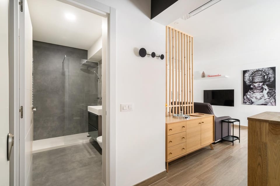 Shower, Toilet, Bathroom, TV and multimedia