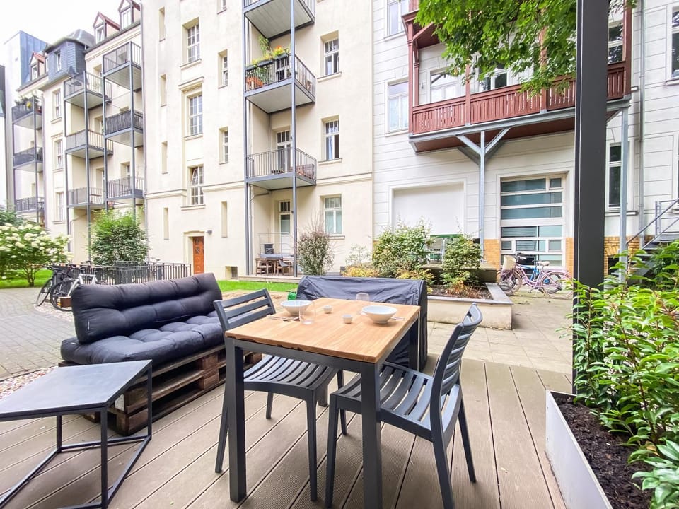 Property building, View (from property/room), Balcony/Terrace, Seating area, Dining area