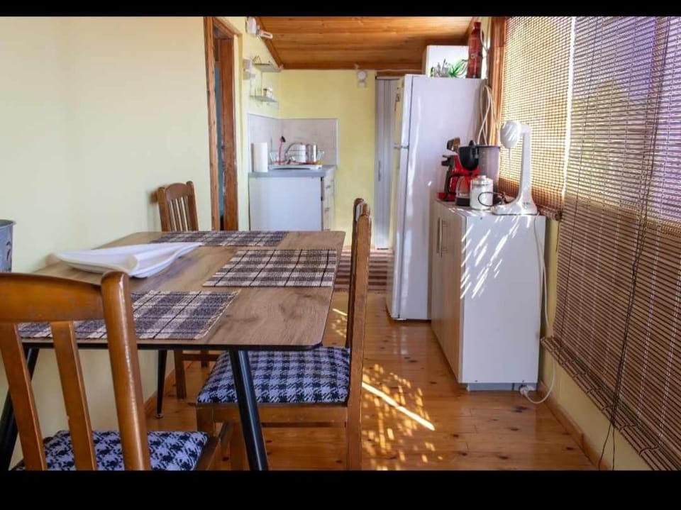 Kitchen or kitchenette, Dining area, stove