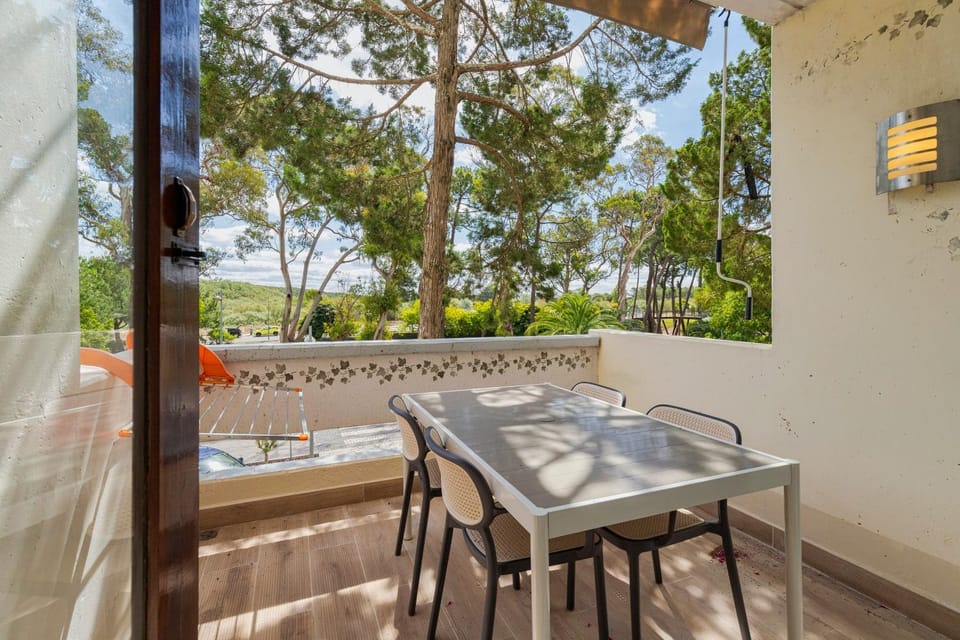 View (from property/room), Balcony/Terrace, Dining area, Garden view