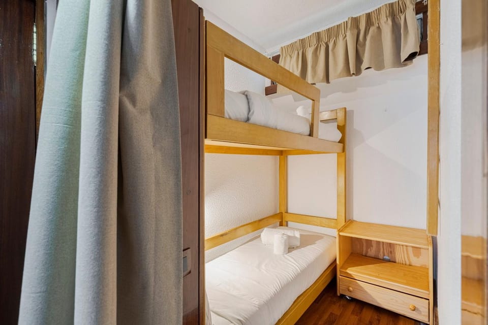 Bed, Bedroom, bunk bed, towels