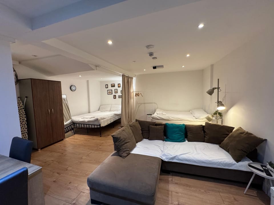 Large studio flat Uxbridge Road Apartment in London