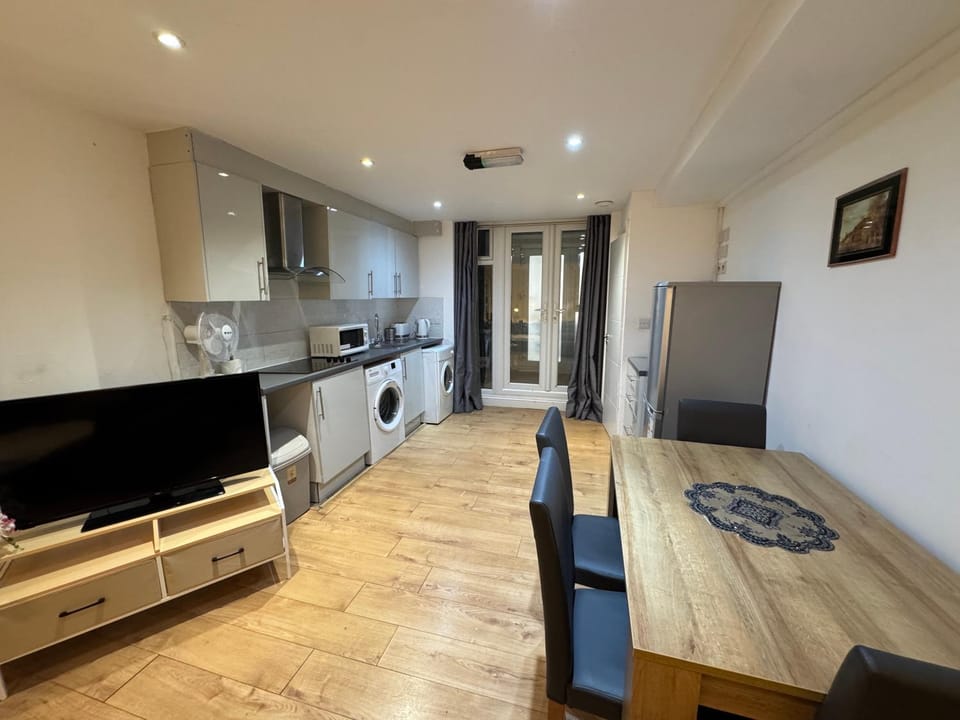 Large studio flat Uxbridge Road Apartment in London