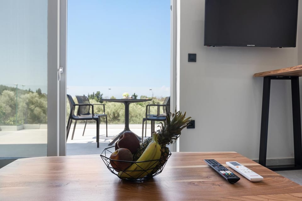 TV and multimedia, Dining area, Evening entertainment, Food