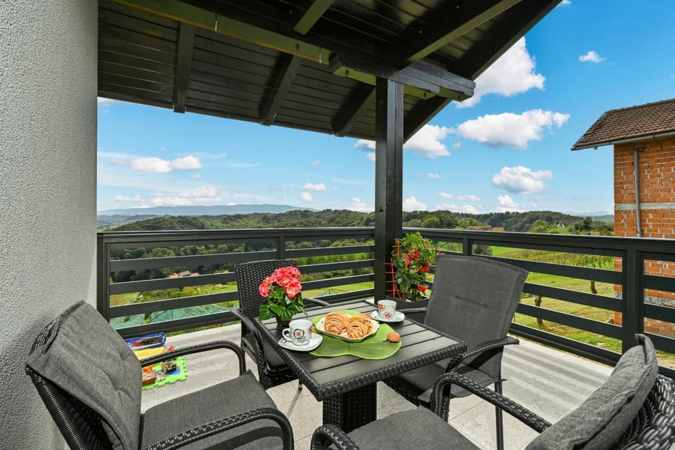 Day, View (from property/room), Balcony/Terrace, Seating area, Mountain view