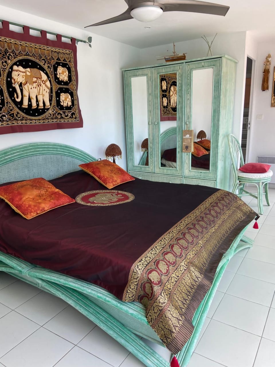 Bed, Photo of the whole room, Bedroom, fireplace