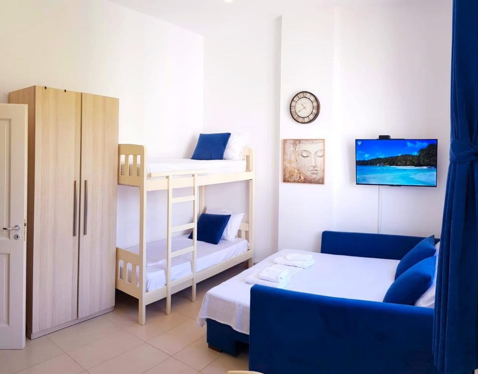 Bed, TV and multimedia, Living room, Photo of the whole room, Bedroom, wardrobe