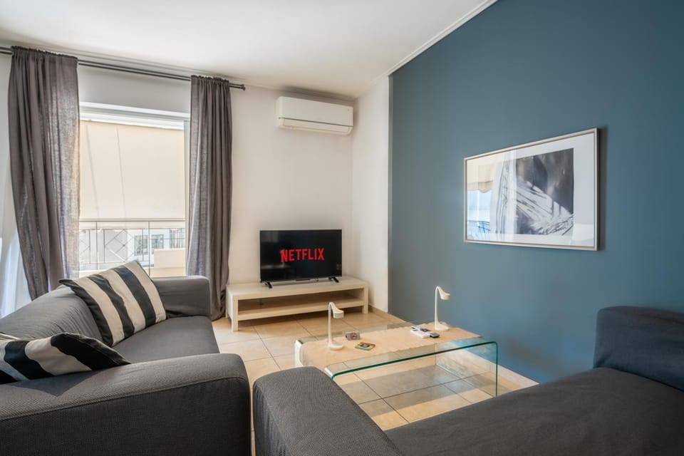 Communal lounge/ TV room, TV and multimedia, Living room, Seating area, air conditioner