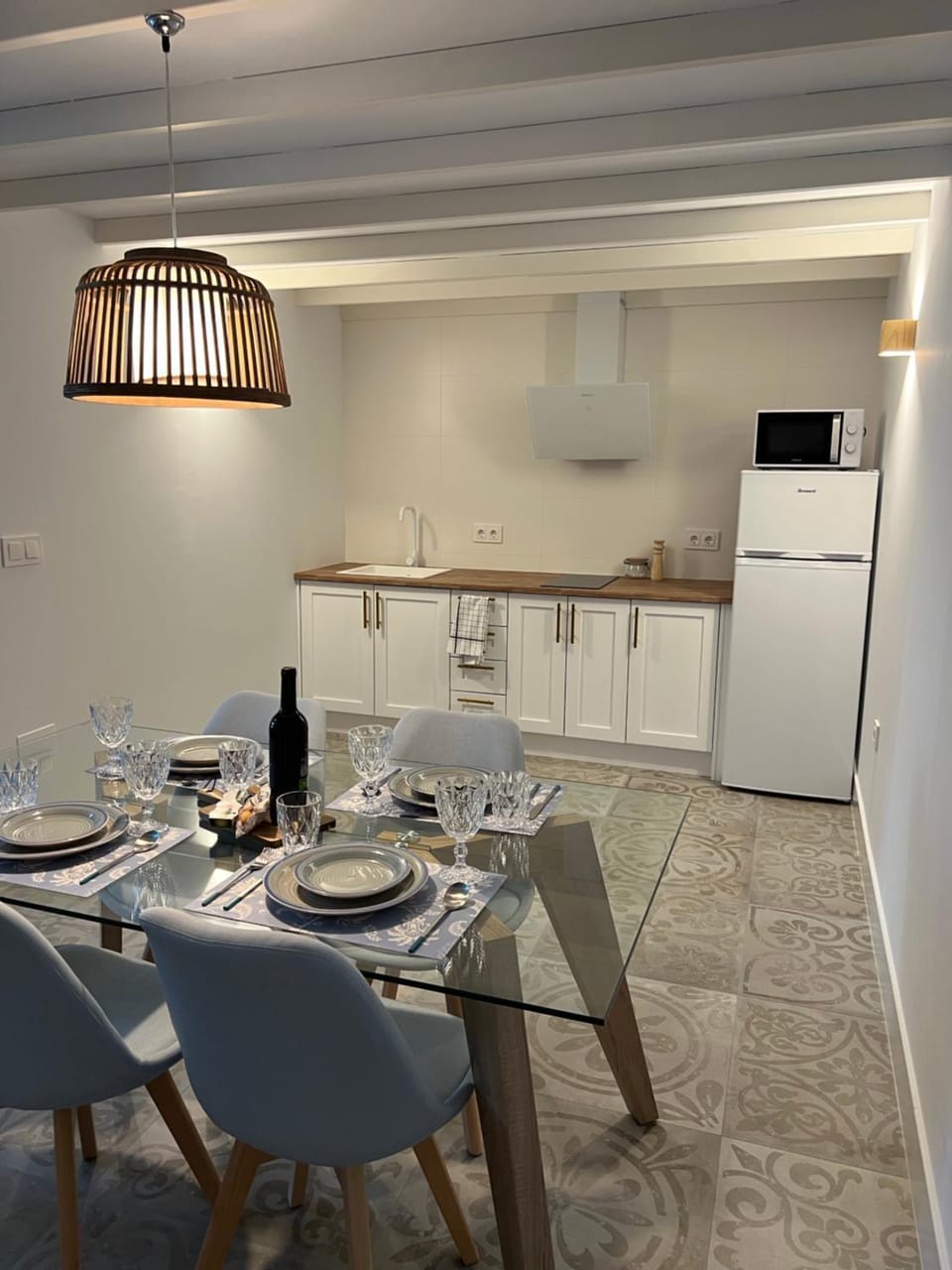 Kitchen or kitchenette, Dining area, minibar, stove, kitchen