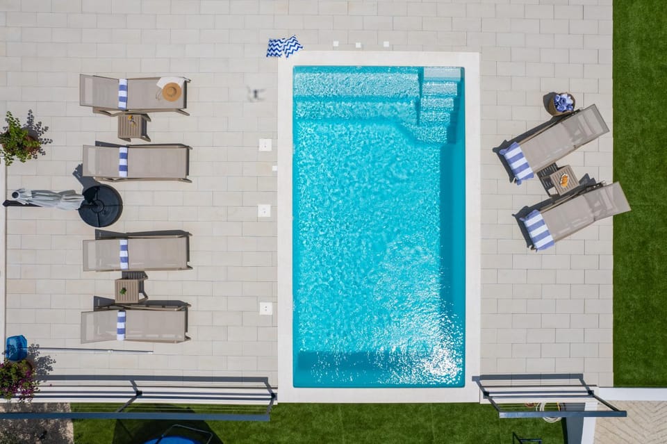 Patio, Pool view, Swimming pool, Swimming pool, sunbed