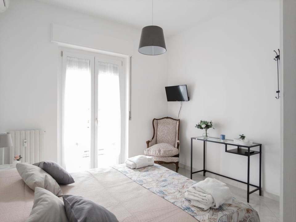 TV and multimedia, Photo of the whole room, Bedroom