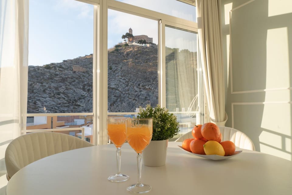 Natural landscape, Food and drinks, Dining area, Mountain view