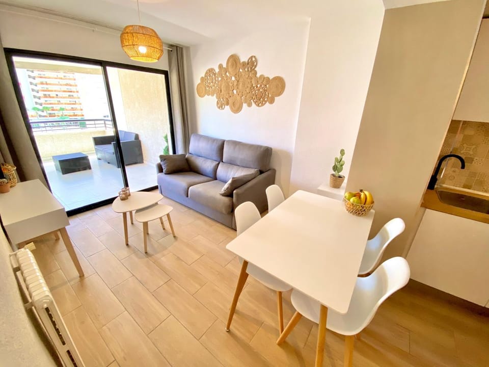 Kitchen or kitchenette, Living room, Seating area, Dining area