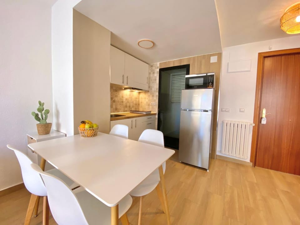 Kitchen or kitchenette, Dining area, minibar, pet friendly, stove