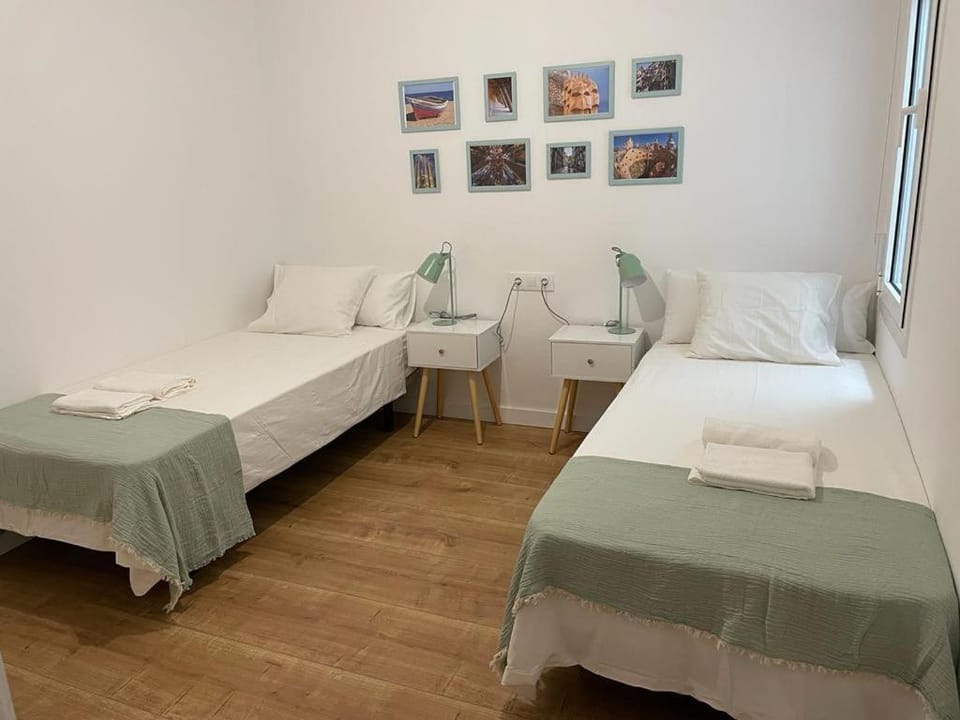 Photo of the whole room, Bedroom