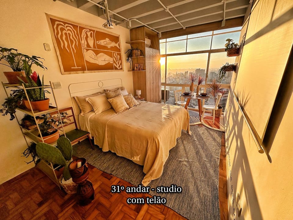 Bed, TV and multimedia, View (from property/room), Photo of the whole room, Bedroom, City view, Sunset, internet, air conditioner