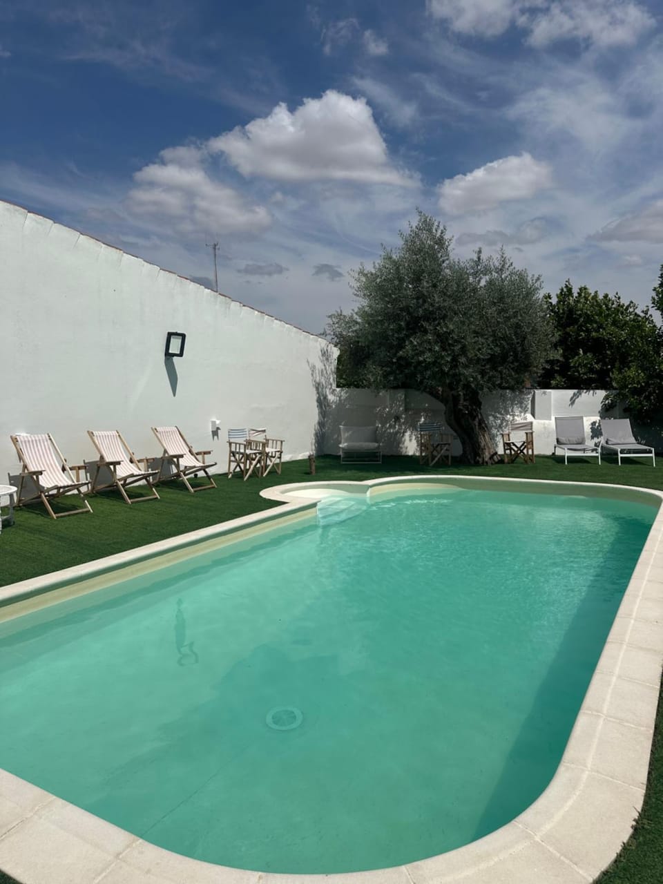 Swimming pool, sunbed