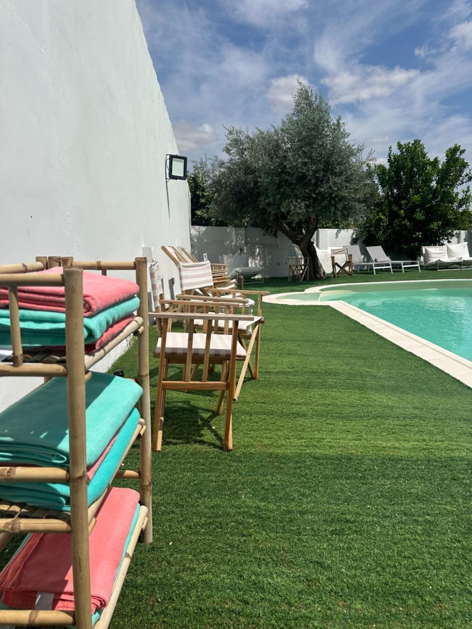 Swimming pool, sunbed, towels