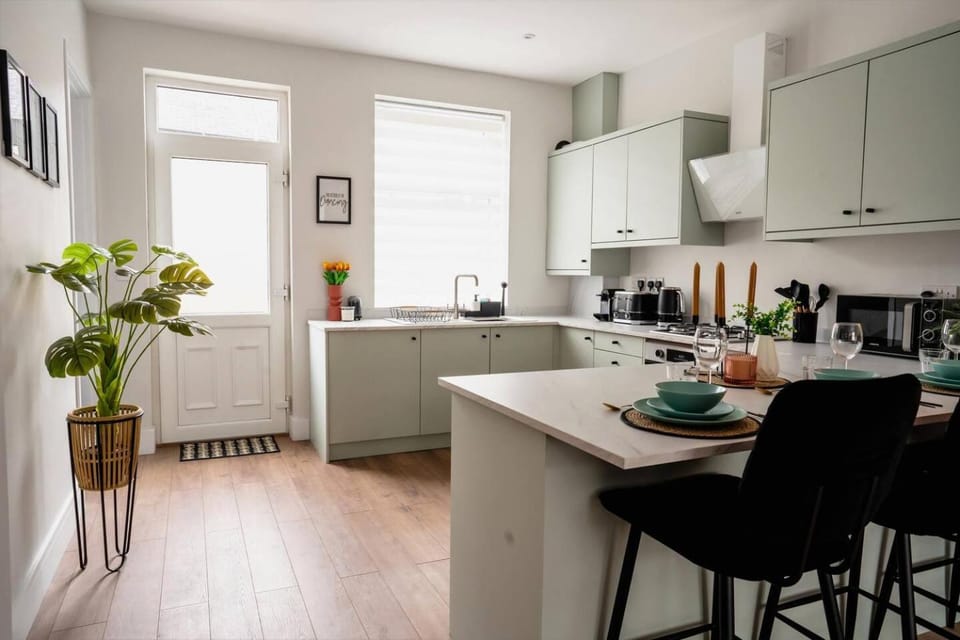 Modern Skipton House, Sleeps 5, Canal & Parking House in Skipton