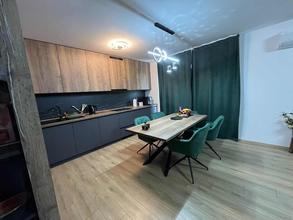 Kitchen or kitchenette, Dining area, dishwasher, stove