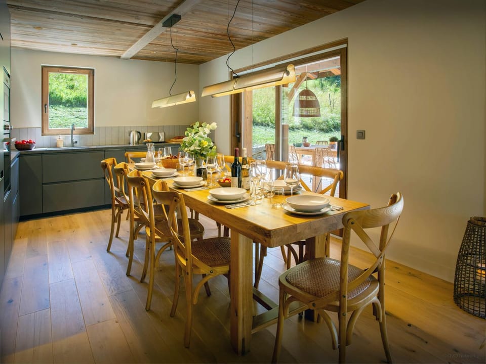 Kitchen or kitchenette, Dining area