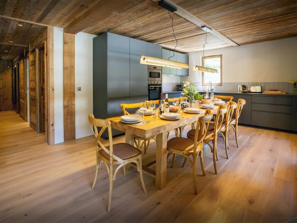 Kitchen or kitchenette, Dining area