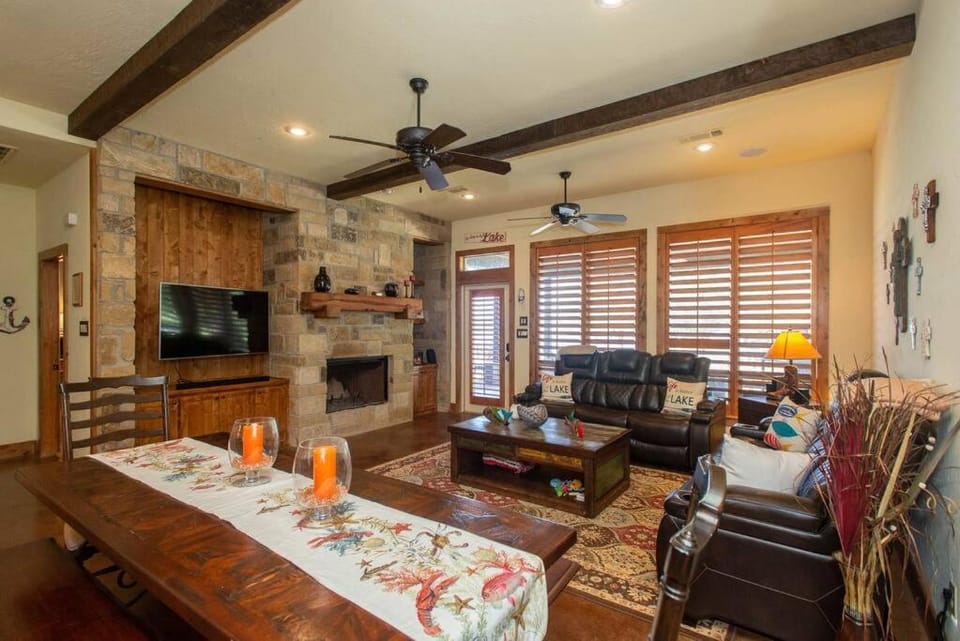 Communal lounge/ TV room, TV and multimedia, Living room, Seating area, Dining area, Evening entertainment, fireplace