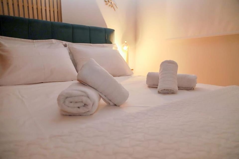 Bed, Photo of the whole room, Bedroom, towels