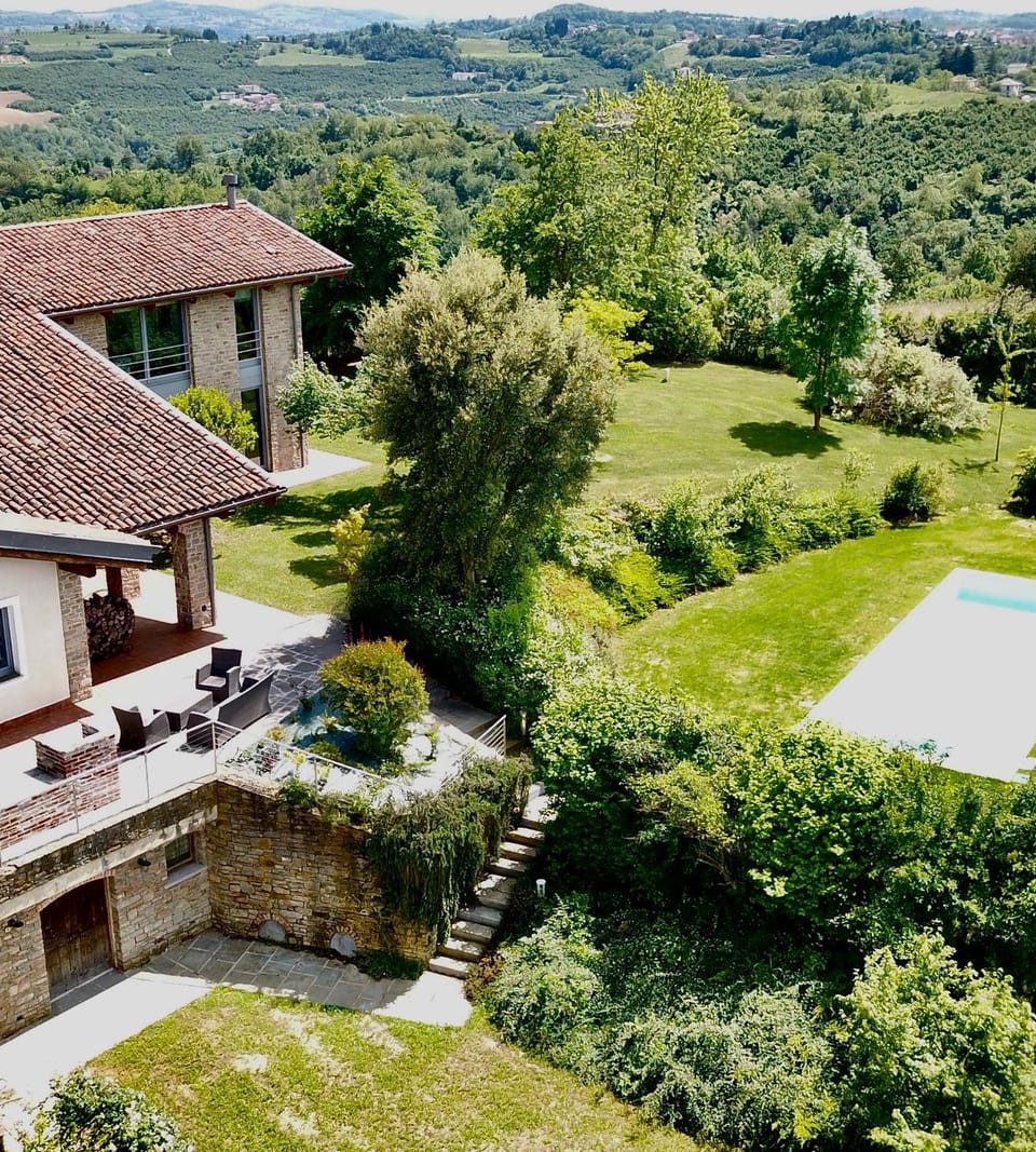Property building, Spring, Day, Natural landscape, Garden, Garden view, Mountain view, Pool view, Swimming pool