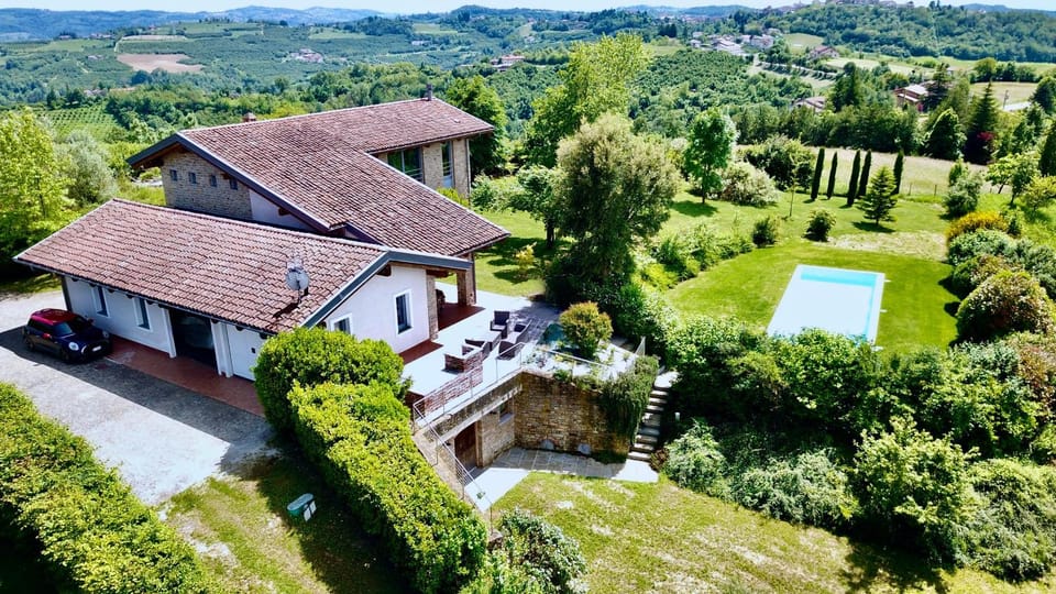 Property building, Spring, Day, Natural landscape, Bird's eye view, Garden, Garden view, Mountain view, Pool view, Swimming pool