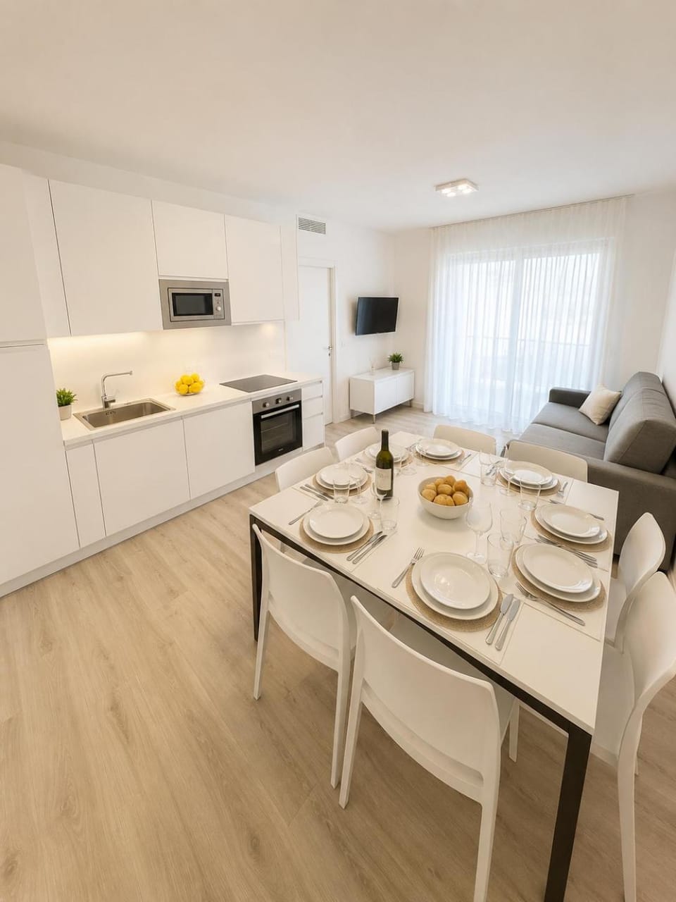 Coffee/tea facilities, Kitchen or kitchenette, Dining area, dishwasher, microwave, oven