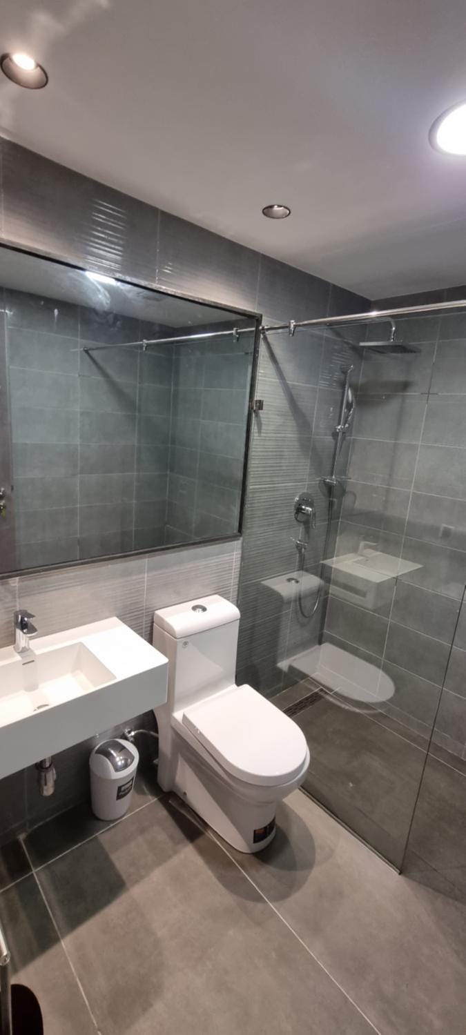Shower, Toilet, Bathroom, towels