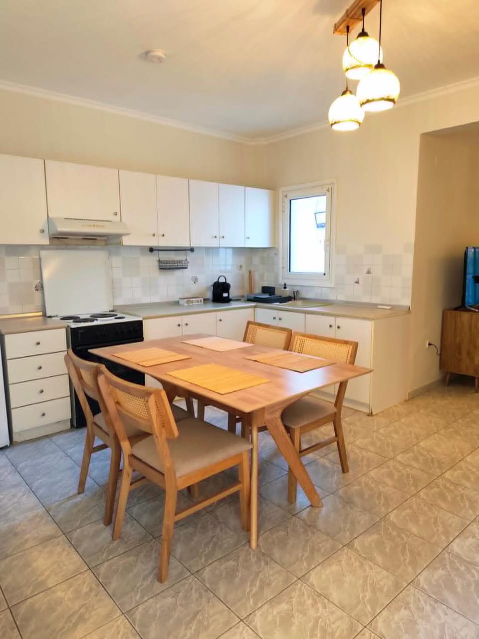 Kitchen or kitchenette, Dining area