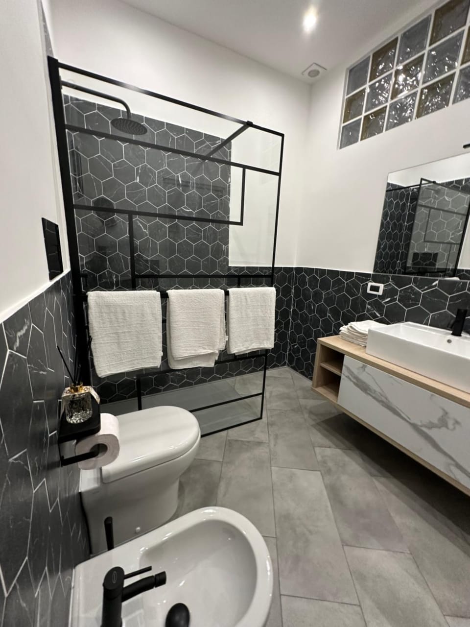 Shower, Toilet, Bathroom, towels