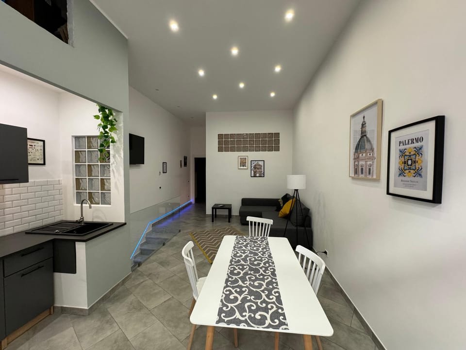 Kitchen or kitchenette, Living room, Seating area, Dining area