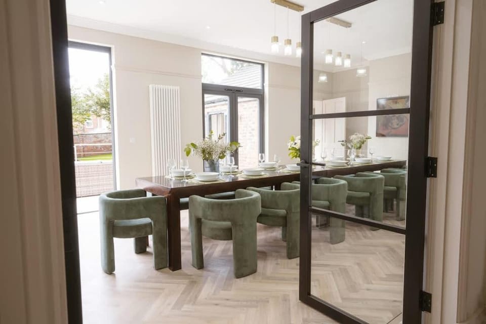 Our House Collective - Luxury Stay in Lincoln City Centre, Hot tub, Sleeps 16 House in Lincoln